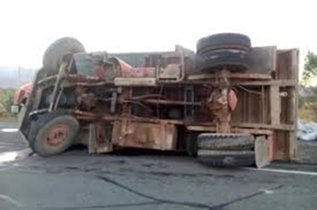 واژگونی کامیون در جاده دلیجان - سلفچگان یک کشته داشت