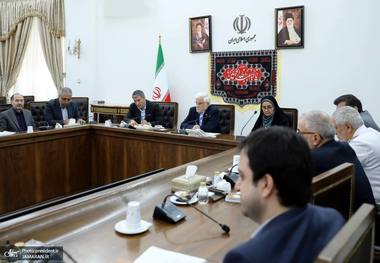 بررسی آخرین وضعیت اقدامات حمل و نقل ستاد اربعین با حضور معاون اول رییس جمهور/ عارف: مراسم اربعین امسال باید همانند سال‌های گذشته باشکوه و با بهترین خدمات و کیفیت برگزار شود/ فرهنگ‌سازی و نوسازی ناوگان حمل و نقل بین شهری جزو اولویت‌های دولت است