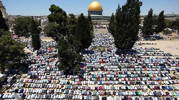 اقامه اولین نماز جمعه ماه رمضان در مسجد الاقصی با حضور 180 هزار فلسطینی+عکس