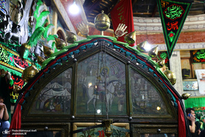 آیین سنتی نخل گردانی و عزاداری ظهر عاشورا در تکیه بزرگ تجریش