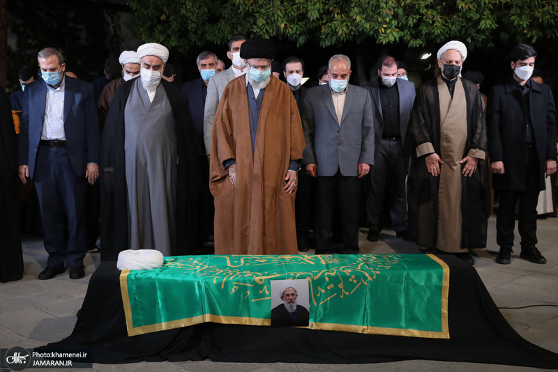 اقامه نماز رهبر معظم انقلاب بر پیکر آیت الله ری شهری