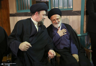  حضور آیت الله سید حسن خمینی در مراسم گرامیداشت رهبر شهید انقلاب در حسینیه شماره یک جماران
