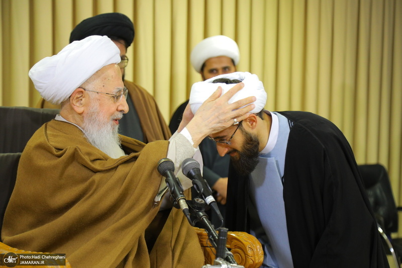 عمامه گذاری طلاب در روز عید مبعث توسط مراجع عظام تقلید‎‎