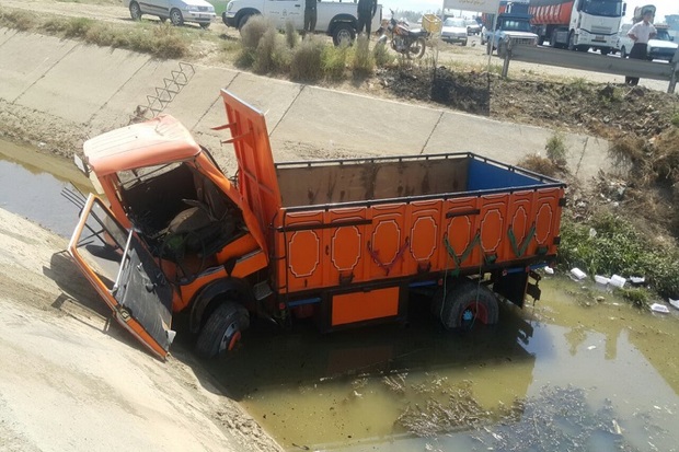سقوط کامیون به کانال آب در میاندوآب یک کشته بر جا گذاشت