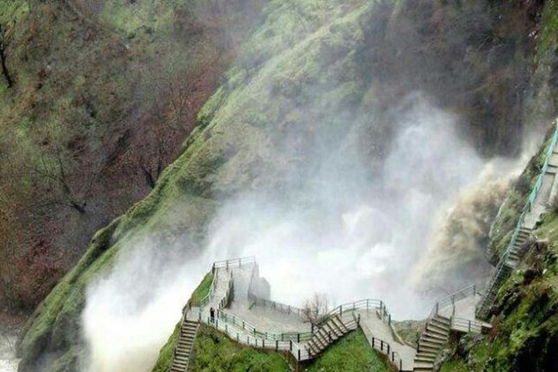 گردشگر ملایری از غرق شدن در آبشار شلماش نجات یافت