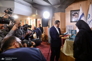 نشست رو‌نمایی کتاب در اندیشه ایران