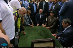ادای احترام وزیر ورزش و جوانان و جمعی از ورزشکاران به مقام شامخ حضرت امام(س)  