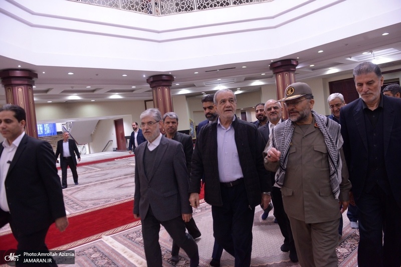 گردهمایی مسئولین بسیج دانشجویی و طلاب بسیجی در حرم امام با سخنرانی رئیس‌جمهور پزشکیان (31)