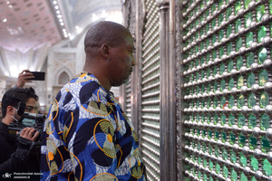 ادای احترام نوه نلسون ماندلا نسبت به مقام شامخ امام خمینی (س)