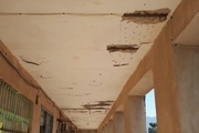ریزش سقف بر سر دانش‌آموزان در کلاس درس در میناب/ ویدیو
