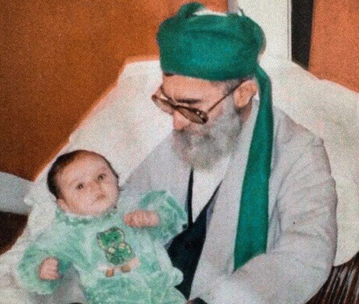 تصویری دیده نشده از آیت الله خامنه ای با عمامه سبز