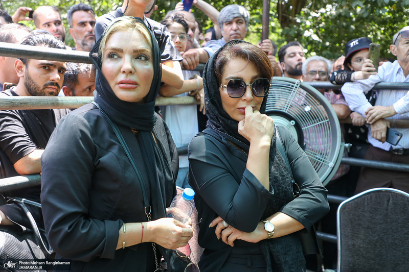 مراسم خاکسپاری مرحوم اکبر عبدی در قطعه هنرمندان