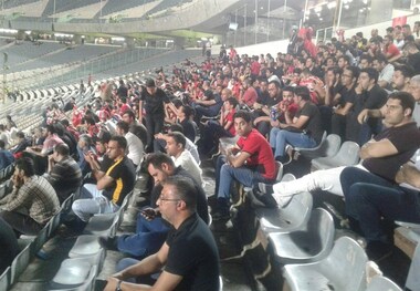 پرتاب اشیا به سمت پرسپولیسی ها و لگد سرمربی استقلال به بطری
