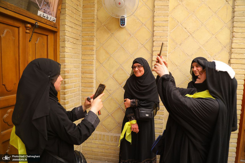 حضور زائران در بیت تاریخی حضرت امام در نجف در روزهای منتهی به اربعین