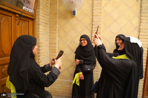 حضور زائران در بیت تاریخی حضرت امام در نجف در روزهای منتهی به اربعین