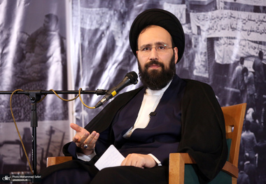 سید علی خمینی: اگر سفارت آمریکا تسخیر نشده بود امروز جمهوری اسلامی نبود و اگر بود موشک و انرژی هسته ای نداشتیم/ مهمترین پیام عملی تسخیر لانه جاسوسی این بود که در عمل نشان دهد آمریکا تصمیم گیر مطلق نیست