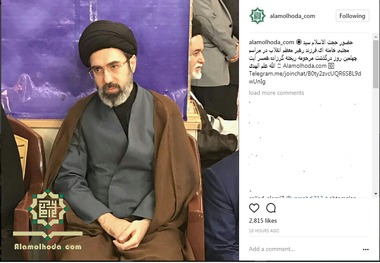 عکس حجت الاسلام سید مجتبی خامنه ای در مراسم چهلم مرحومه ریخته گر زاده، همسر آیت الله علم الهدی