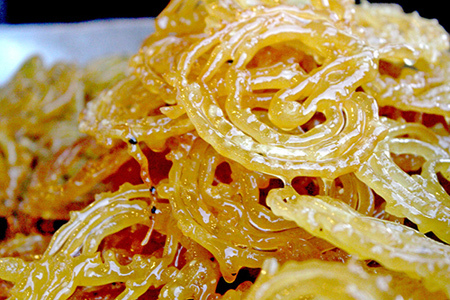 مضرات خوردن زولبیا و بامیه بیشتر است یا فواید آن؟!