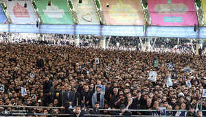 اقامه نماز رهبر معظم انقلاب بر پیکر رئیس جمهوری و یارانش