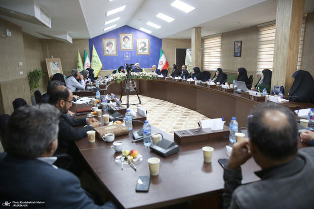 نیره قوی:  امام خمینی(س) حضور اجتماعی زن را شرط رشد جامعه قرار می‌دهند/ سوده نجفی: موفقیت‌هایی که در حوزه زنان رقم خورده حاصل نگاه و درک امام است/ محمد منصورنژاد: مهمترین ویژگی اخلاقی امام «شجاعت» بود