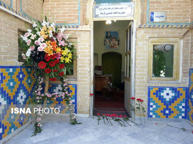 حجره طلبگی امام راحل در اراک گلباران شد