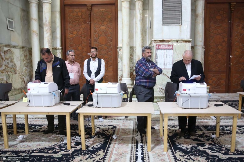 حضور سید رحیم صفوی در دور دوم انتخابات مجلس شورای اسلامی در حسینیه جماران