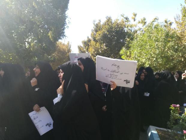 تجمع دانشگاهیان دانشگاه علوم پزشکی تبریز در اعتراض به سخنان ترامپ