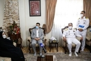 به مناسبت هفته وحدت؛ دریادار ایرانی با خانواده‌های شهدا و جانبازان اهل تسنن دیدار کرد
