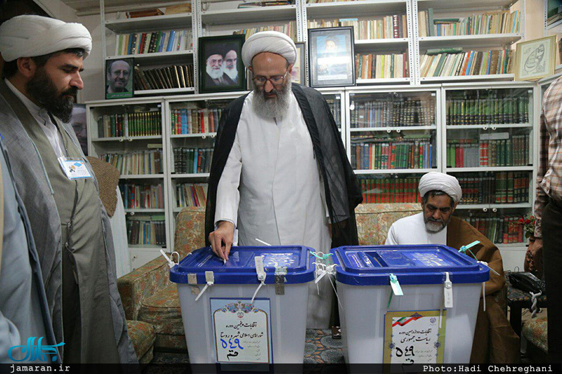 حضور مراجع تقلید وعلما پای صندوق اخذ رای