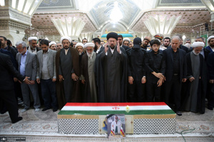 اقامه نمازسید حسن خمینی  بر پیکر شهید حیدری در حرم مطهر امام خمینی (س)