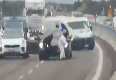 ببینید/ سرقت هالیوودی در ایتالیا؛ ون حمل پول در انفجار و تیراندازی تصرف شد