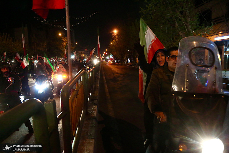حركت دسته مردمى پرچمداران ايران به مناسبت روز جمهوری اسلامی ایران