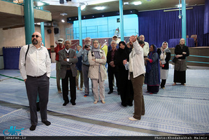 بازدید جمعی از گردشگران آمریکایی از بیت امام خمینی در جماران 