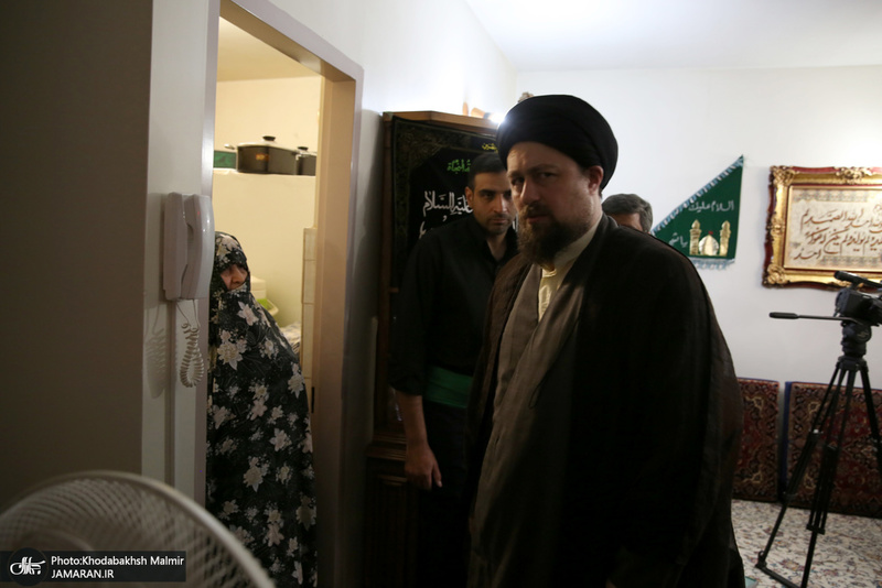 7T3A0436یادگار امام(ره) در ایام محرم و عزاداری امام حسین(ع) با حضور در منزل حجت‌الله کسری، ضمن عیادت از این مداح پیشکسوت، از وضعیت جسمانی وی اطلاع یافت.  حاج حجت‌الله کسری چند سالی است که در بستر بیماری به سر می‌برد.