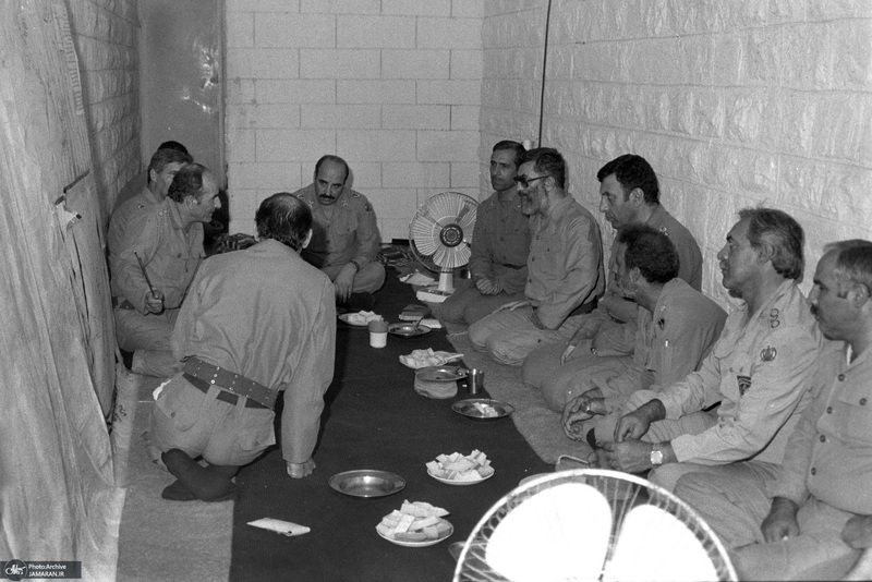 تصاویری کمتر دیده شده از حضور رهبر شهید انقلاب در مناطق جنگی