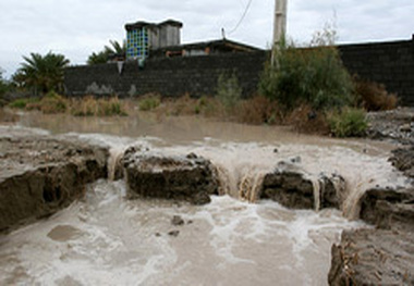 جاری شدن سیل در روستای تاش شاهرود