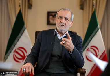 پزشکیان در گفت‌وگو با رسانه رسمی دفتر رهبری: ما در یک جنگ تمام‌عیار با آمریکا و اسرائیل و اروپا هستیم؛ این جنگ بدتر از جنگ عراق با ما است/ برای تأمین معیشت مردم برنامه ۲۰ بندی داریم/ مشکلات مملکت جوری نیست که من به‌تنهایی بتوانم آن‌ها را حل کنم