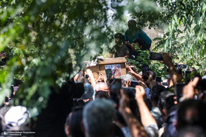 مراسم خاکسپاری مرحوم اکبر عبدی در قطعه هنرمندان