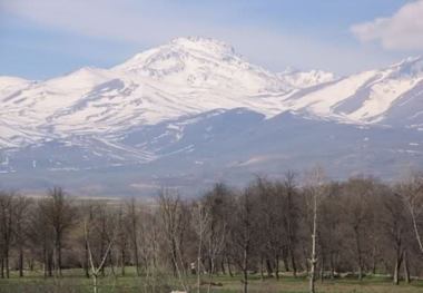 کوهنورد فسایی به قله 4811 متری سبلان اردبیل صعود کرد