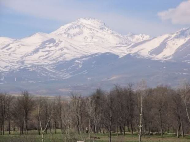 کوهنورد فسایی به قله 4811 متری سبلان اردبیل صعود کرد