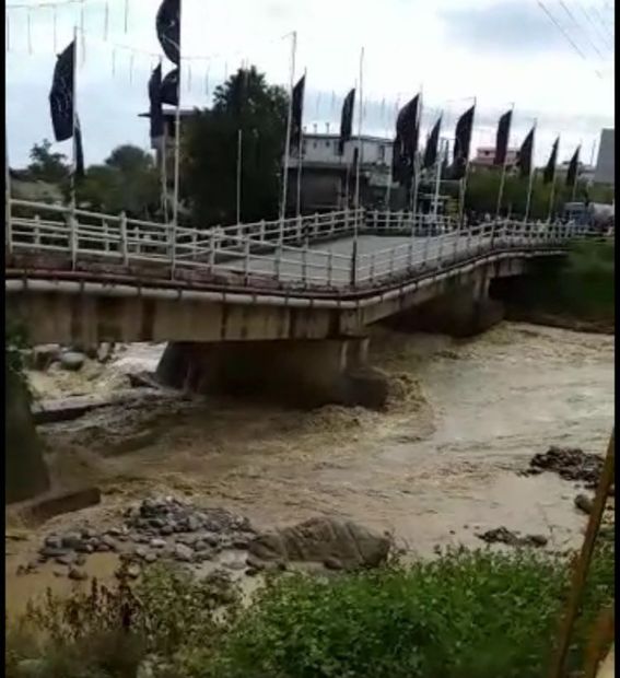 قطع راه ارتباطی روستای &quot;چم رستمیان&quot; پلدختر بر اثر سیلاب