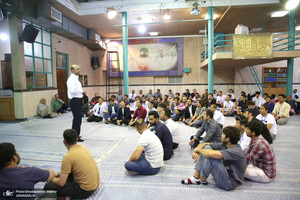 بازدید جمعی از دانشجویان خارجی از بیت امام خمینی (س) در جماران  1