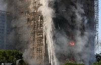 تصاویری از آتش‌سوزی گسترده در هنگ کنگ  (8)