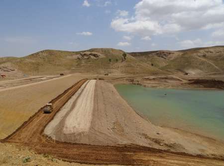 آغاز عملیات اجرایی بند خاکی روستای بارده در شهرستان بن