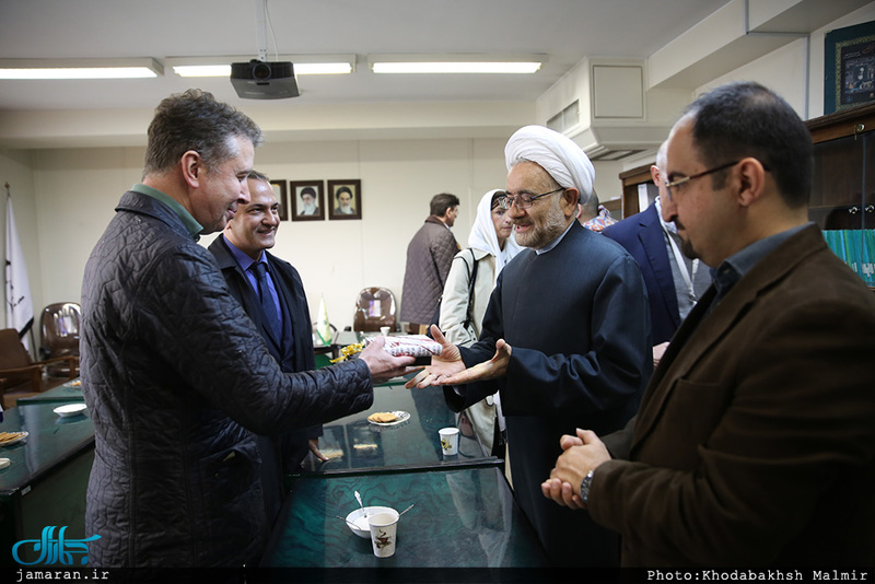 دیدار  گردشگران آلمانی و اتریشی با حجت الاسلام والمسلمین دکتر مقدم 