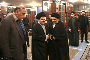 حضور جمعی از شخصیت های سیاسی در منزل مرحوم آیت الله موسوی بجنوردی (ره) -3