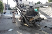 کامیون حمل بتن روی منزل مسکونی در شیراز واژگون شد