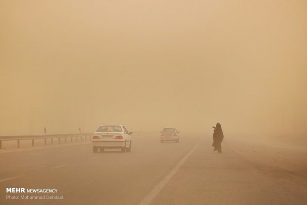 وقوع طوفان شن و کاهش دید افقی در شرق استان کرمان