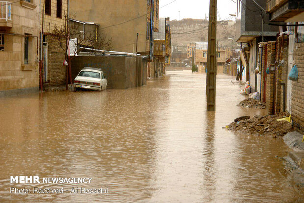 راه ۷۰ روستای دلفان قطع شد انتقال ۲۰۰۰نفر از ساکنان حاشیه رودخانه