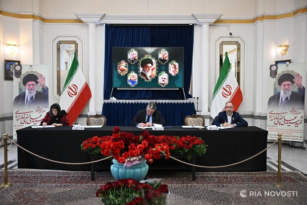 تصاویری از مراسم امضای دفتر یادبود رهبر شهید ایران با حضور مقامات روسیه